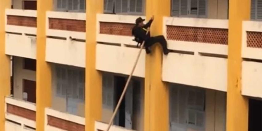 Inventief Vietnamees SWAT-team loopt razendsnel tegen muren gebouw op
