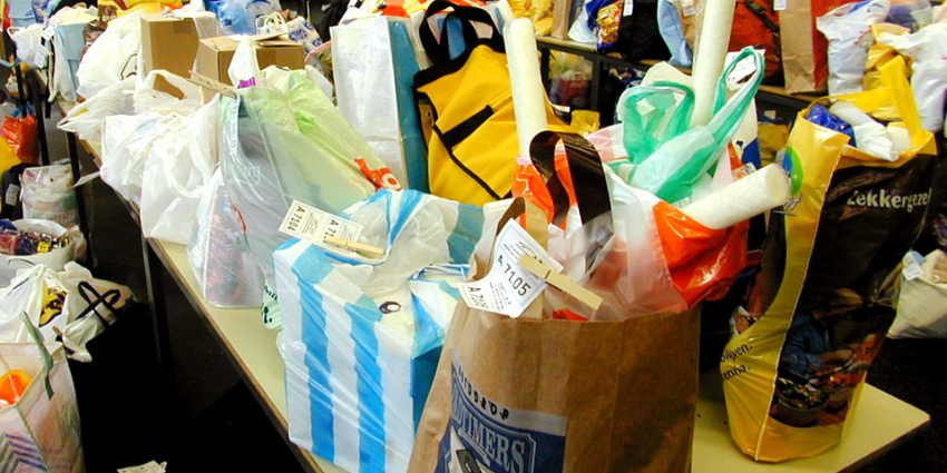 Geen gratis plastic tas meer en zorgtoeslag voor alleenstaanden stijgt