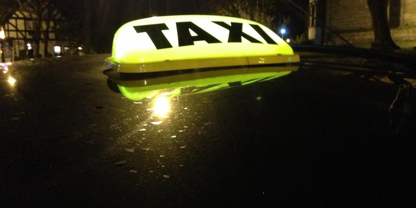 Taxi botst op pijlwagen Rijkswaterstaat