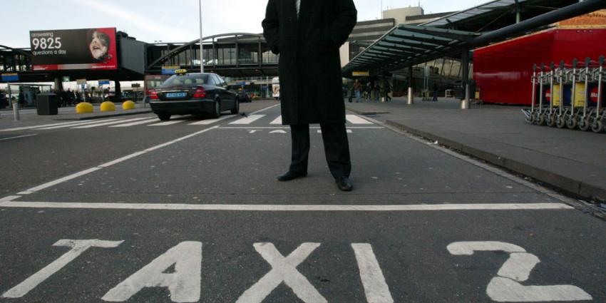 Staatssecretaris Dijksma wil taxi-ronselaars op Schiphol verbannen