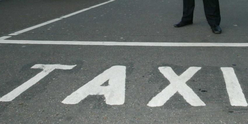 Taxischauffeurs op Schiphol op de bon om niet dragen mondkapjes