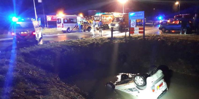 Voorbijgangers redden leven vader en zoon na auto te water
