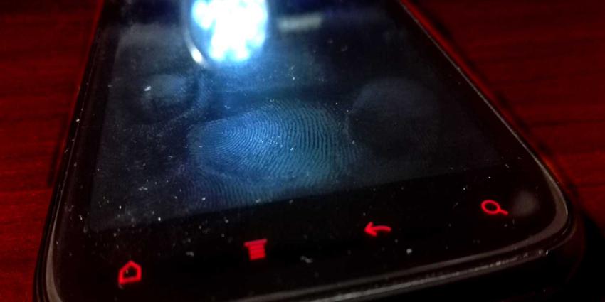 telefoon-vingerafdruk-coronavirus-besmettelijk