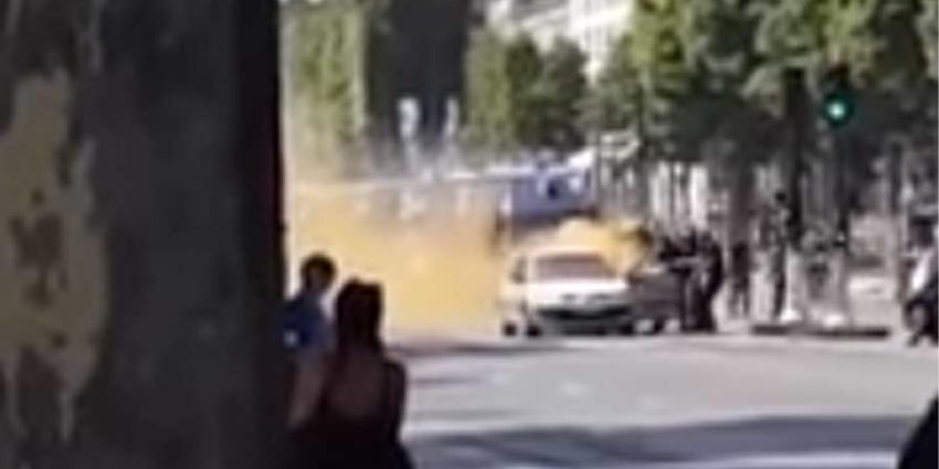 Aanslag op agenten op Champs-Élysées in Parijs