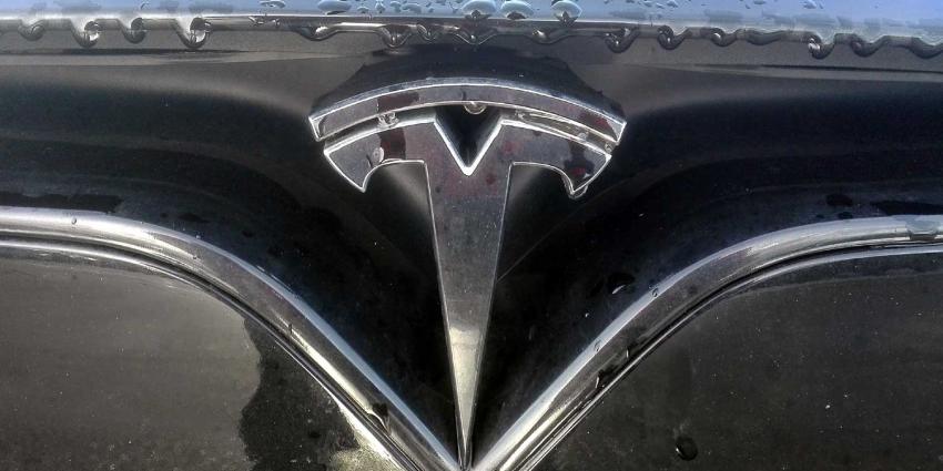 tesla-embleem-motorkap-regendruppel