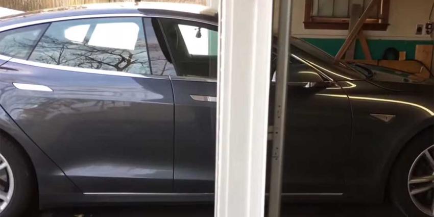 Tesla parkeert zonder chauffeur in auto zelf in- en uit garage