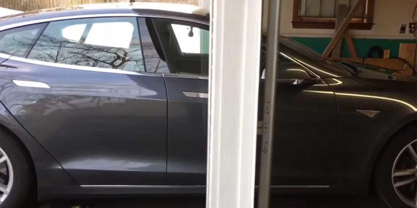 Tesla parkeert zonder chauffeur in auto zelf in- en uit garage