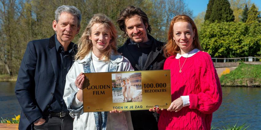 producent Sytze van der Laan, Noortje Herlaar, Egbert-Jan Weeber en producent Marijn Wigman met de Gouden Film Award van Toen ik je zag. 