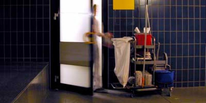 Foto van schoonmaker bij toiletten | Archief EHF