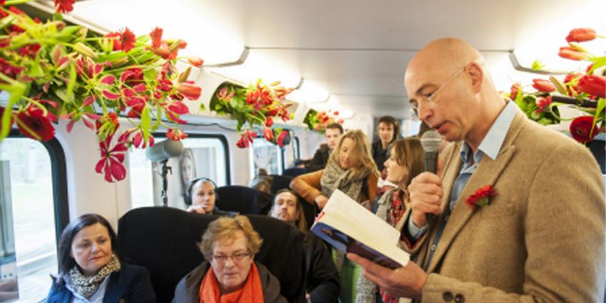Foto van schrijver Tommy Wieringa in trein | Kees-Jan Bakker/NS