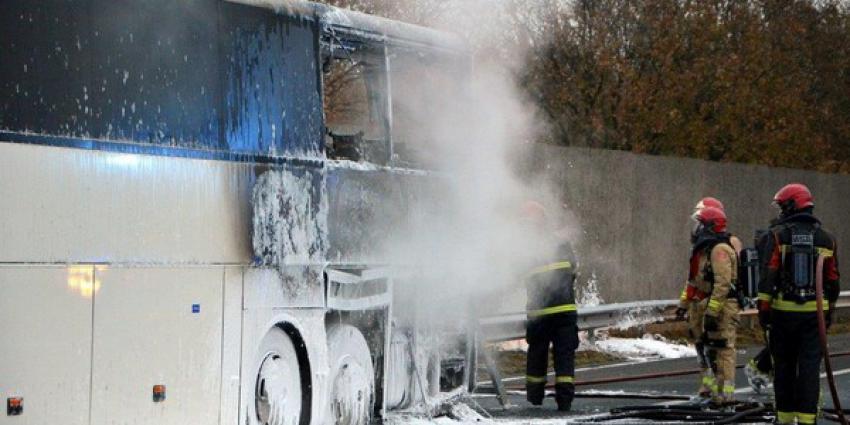 Touringcar in brand op de A7 bij Sappemeer