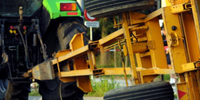 Foto van gekantelde aanhangwagen achter tractor | Archief EHF