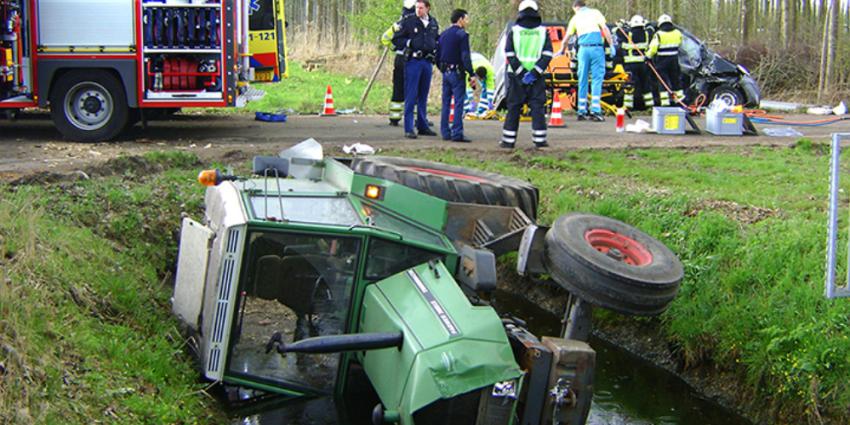 tractor en bestelbus in sloot