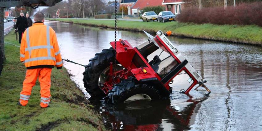 Tractor te water in Nieuwe Pekela