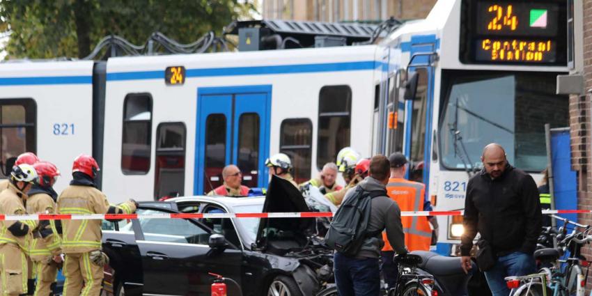 Meerdere gewonden bij aanrijding taxi en tram Amsterdam