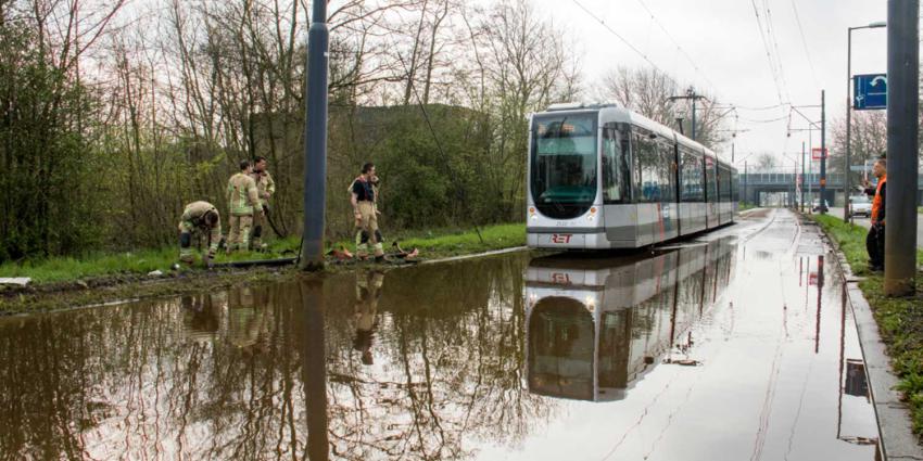 Trambaan Schiedam onder water na hevige regenval