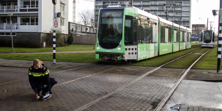 Tram en auto botsen in Schiedam