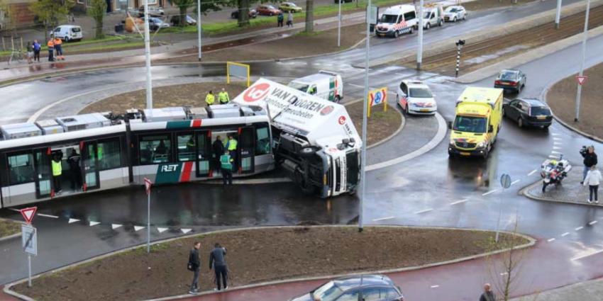 Tram ontspoord en vrachtwagen gekanteld na aanrijding in Schiedam
