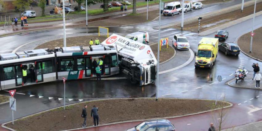 Tram ontspoord en vrachtwagen gekanteld na aanrijding in Schiedam
