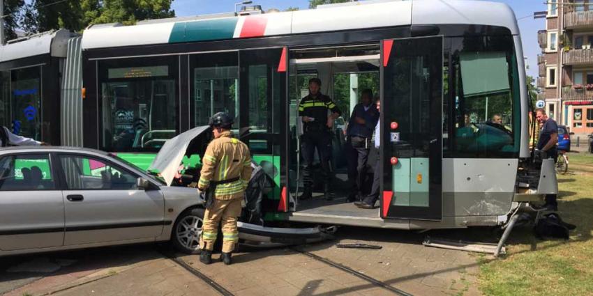 Veel schade na aanrijding auto met Rotterdamse tram