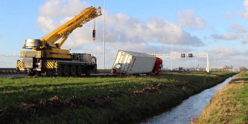  vrachtwagen weggezakt in de berm