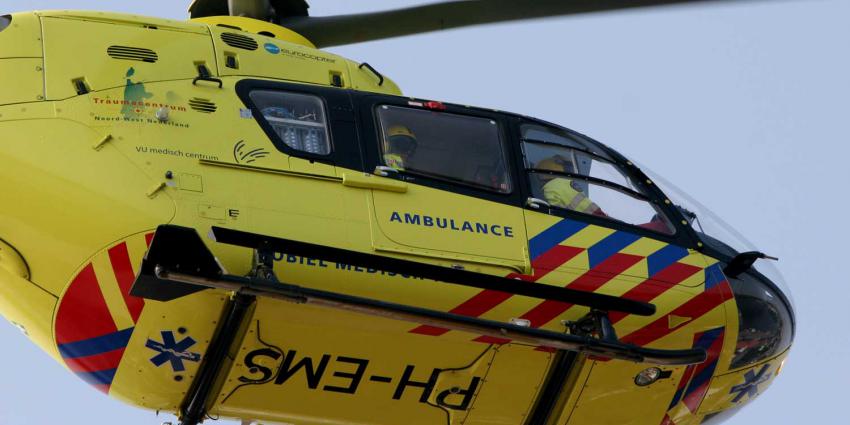 Auto rijdt tegen gevel van woning in Aalsmeer