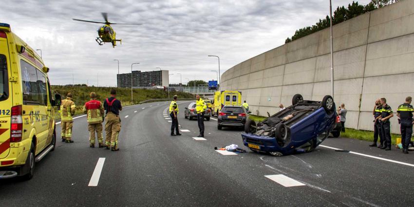 Auto over de kop op de A20 bij Schiedam