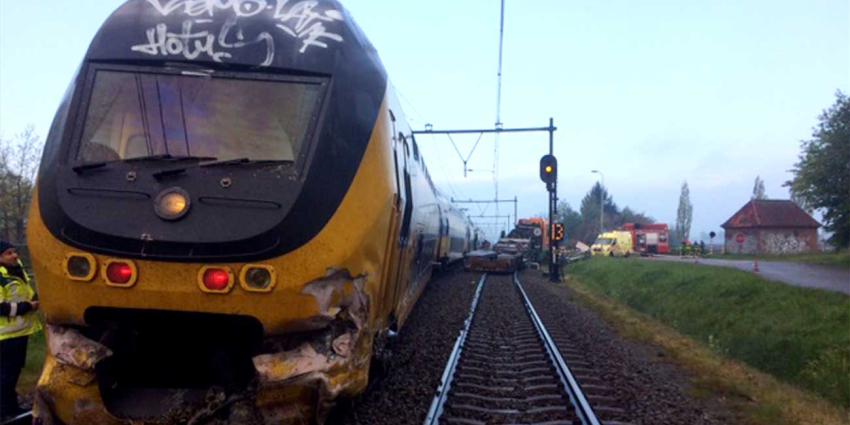 Trein ontspoord na botsing met dieplader in Wouw
