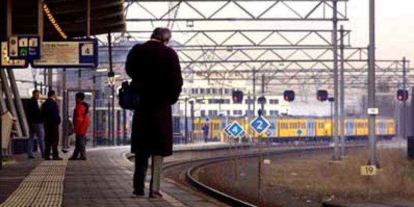 Foto van reiziger op perron station | Archief EHF