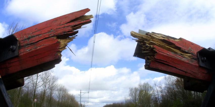 ProRail achter ontsporen trein bij station Ede-Wageningen