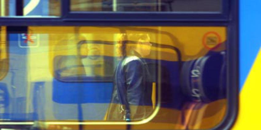 Pool met helm op in trein spuit pepperspray in gezicht passagiers