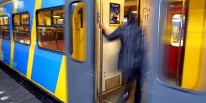 Foto van trein perron passagier instappen | Archief EHF