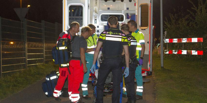 Man die voorbij razende trein dwingt te stoppen loopt hoofdletsel op