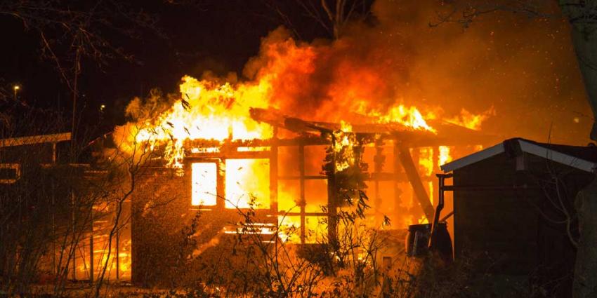 Tuinhuisje door grote brand compleet verwoest