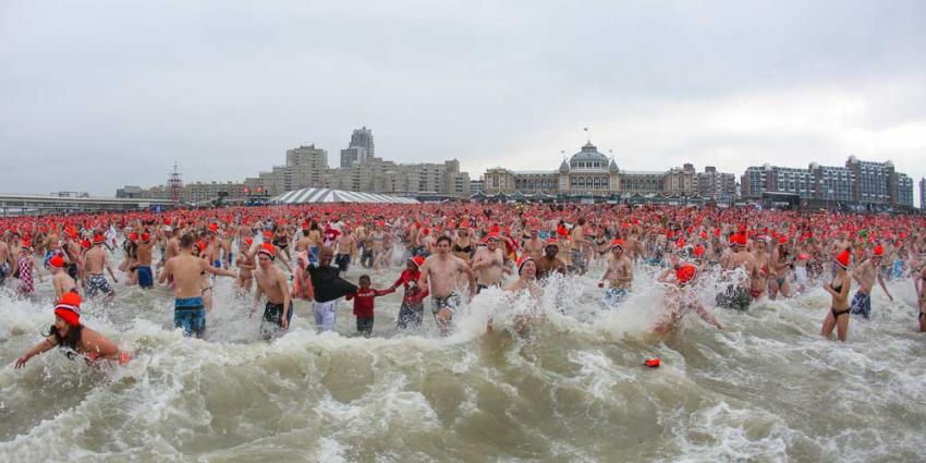 Recordaantal deelnemers Nieuwjaarsduik, 10.000 zwemmers springen in Noordzee