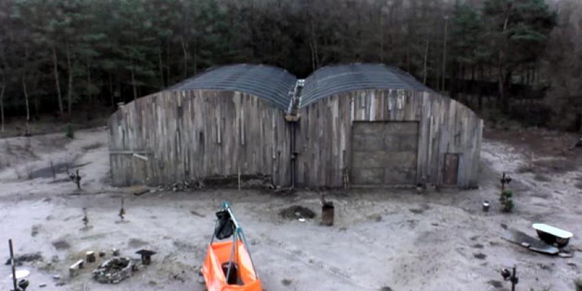 Protest voor poort Utopia vanwege mishandeling puppy Arthur