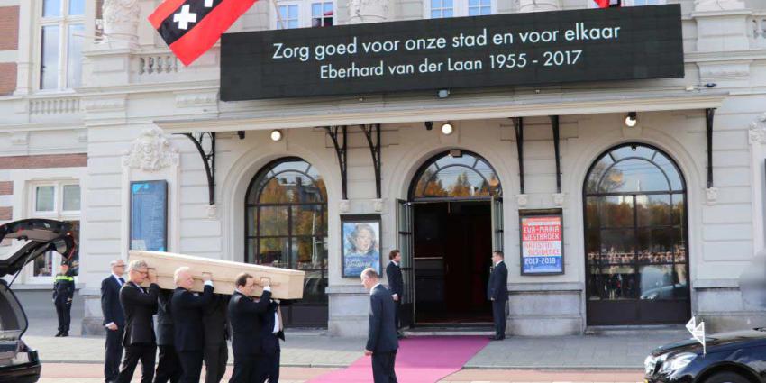 Luid applaus bij binnendragen kist burgemeester Van der Laan