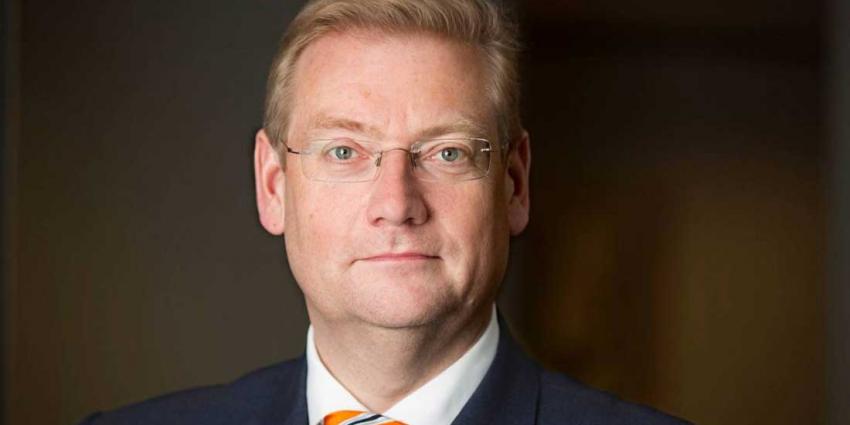 Minister Van der Steur neemt aanbevelingen Commissie Oosting over