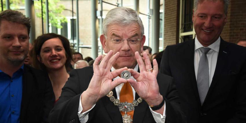 Burgemeester Van Zanen slaat eerste 10,- euromunt 50-jarige koning