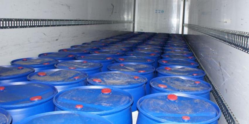 vaten chemicaliën in vrachtwagen