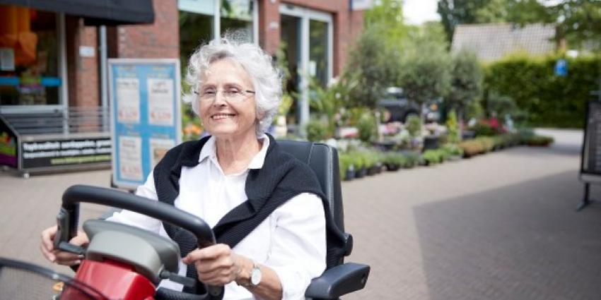 Vrouw op scootmobiel