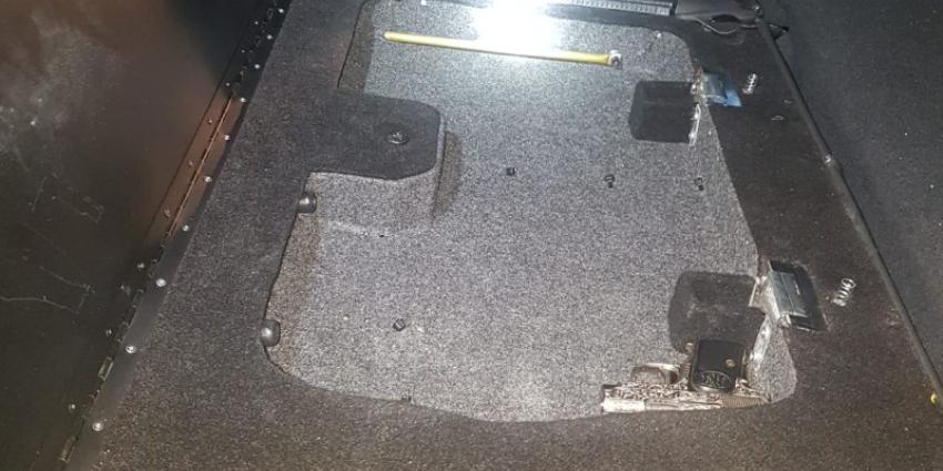 Verborgen ruimte met pistool in auto ontdekt