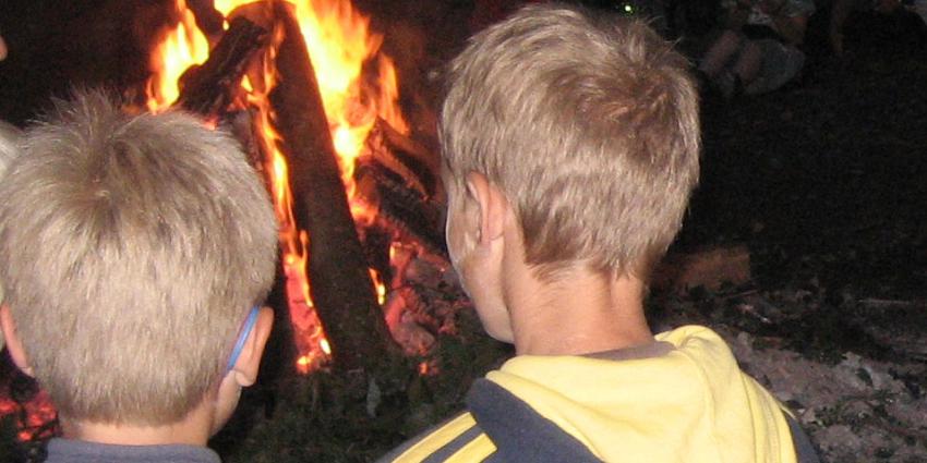Verdwaalde man met kinderen teruggevonden bij kampvuur in bos in Gieten