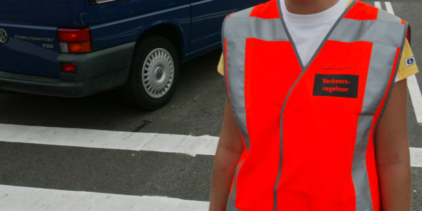 Verkeersregelaar aangereden; Haarlemmer aangehouden