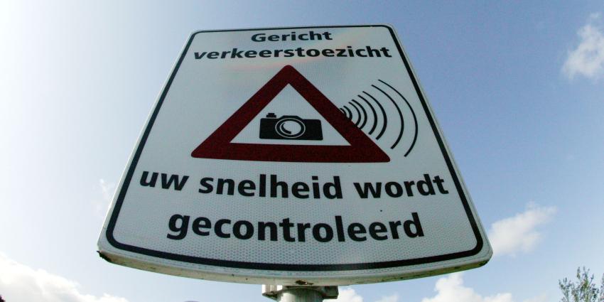 Acht hardrijders op de A8 moeten rijbewijs inleveren