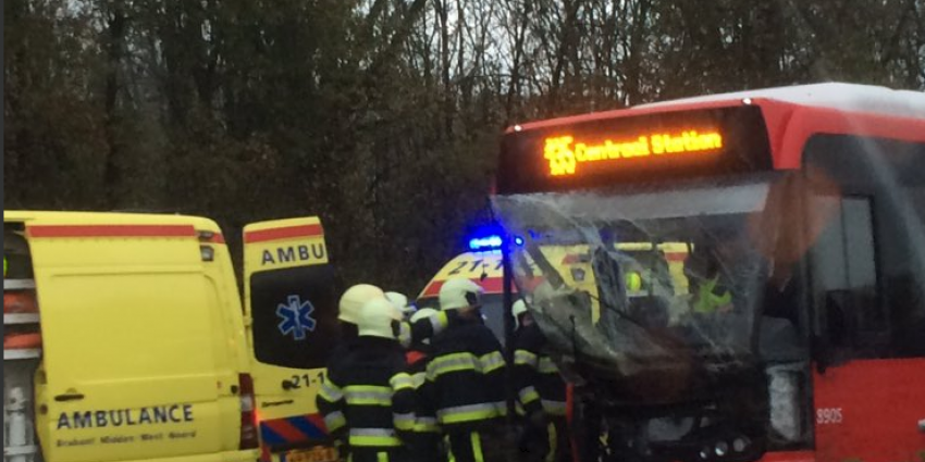 Lijnbus rijdt in op file bij Vlijmen. Meerdere gewonden