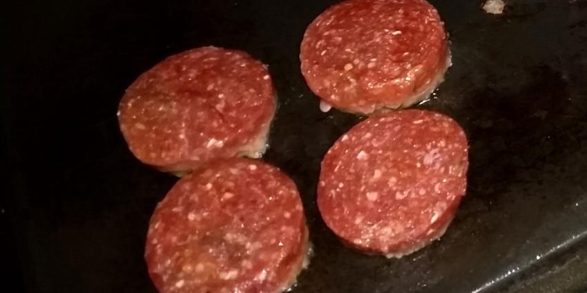 hamburgers liggen op bakplaat