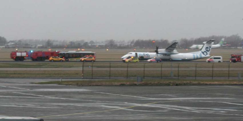 Vliegtuig op Schiphol naast de baan