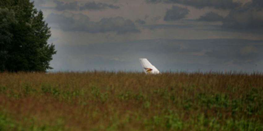 Foto van staart van vliegtuig in maisveld | Archief EHF