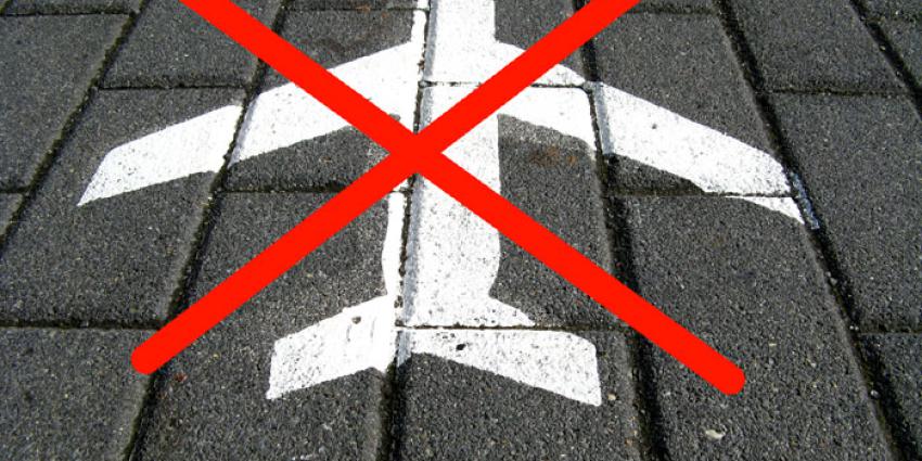 Foto van vliegtuig op stoep met kruis er door